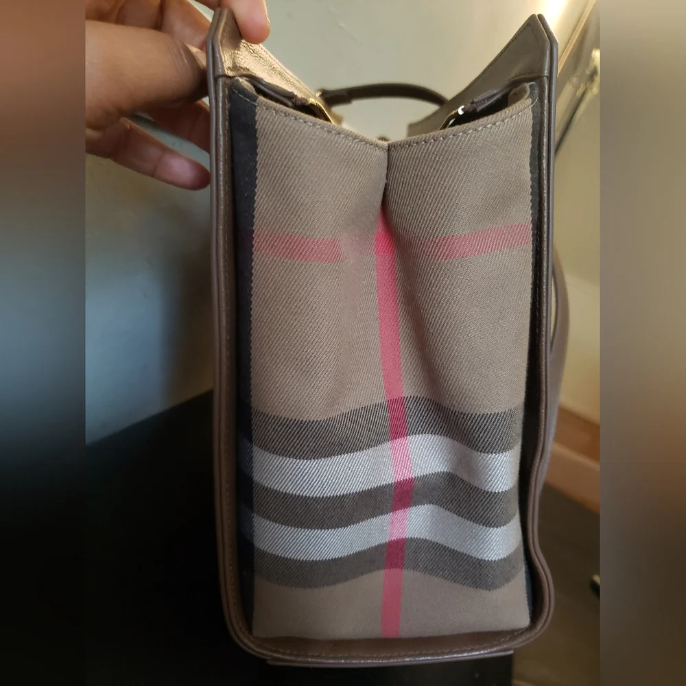 Burberry Brown Tote Bag Luxurious and Spacious - Picture 3 of 5